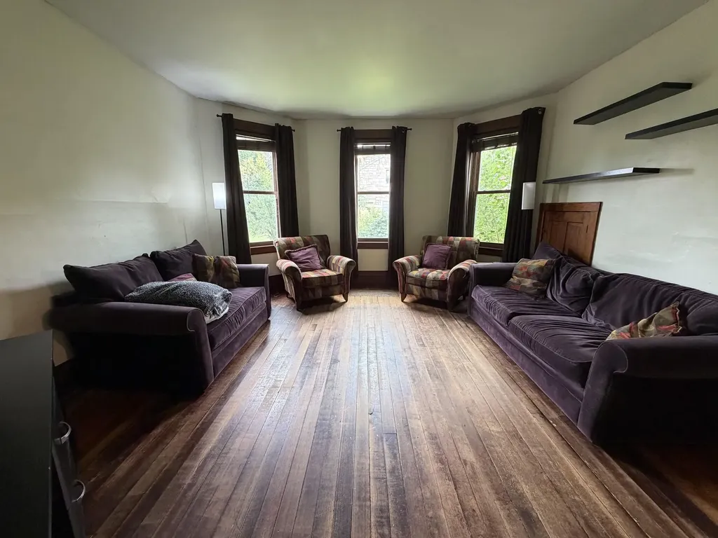 1090 Glen Oak Dubuque IA 52001