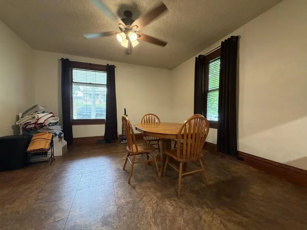 1090 Glen Oak Dubuque IA 52001