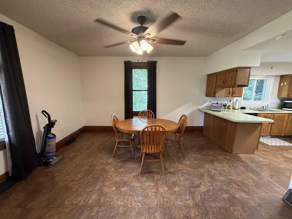 1090 Glen Oak Dubuque IA 52001