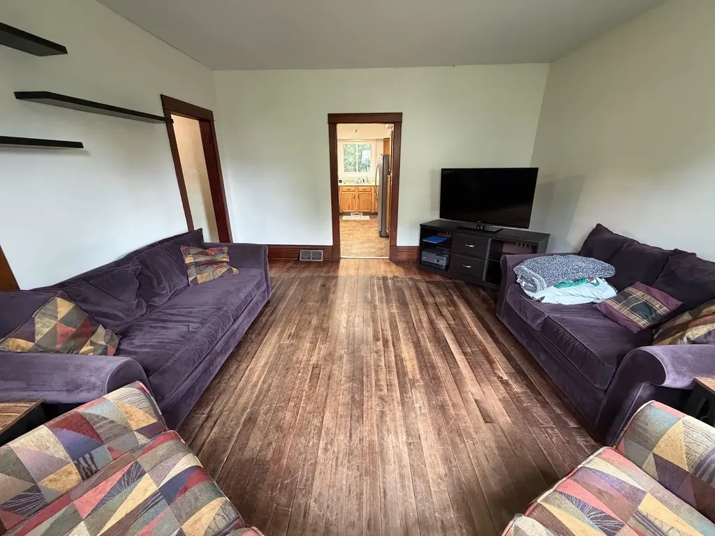 1090 Glen Oak Dubuque IA 52001