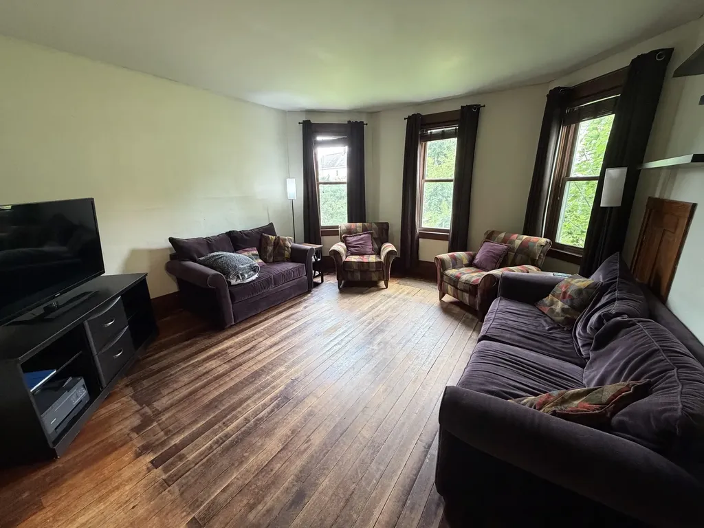 1090 Glen Oak Dubuque IA 52001