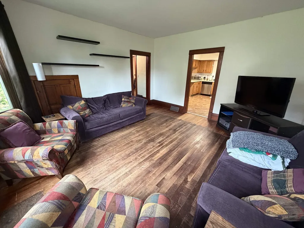1090 Glen Oak Dubuque IA 52001