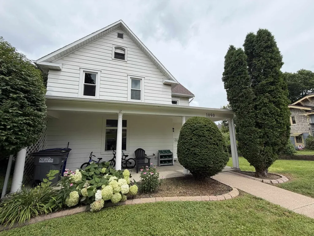 1090 Glen Oak Dubuque IA 52001