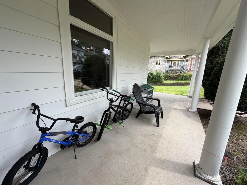 1090 Glen Oak Dubuque IA 52001