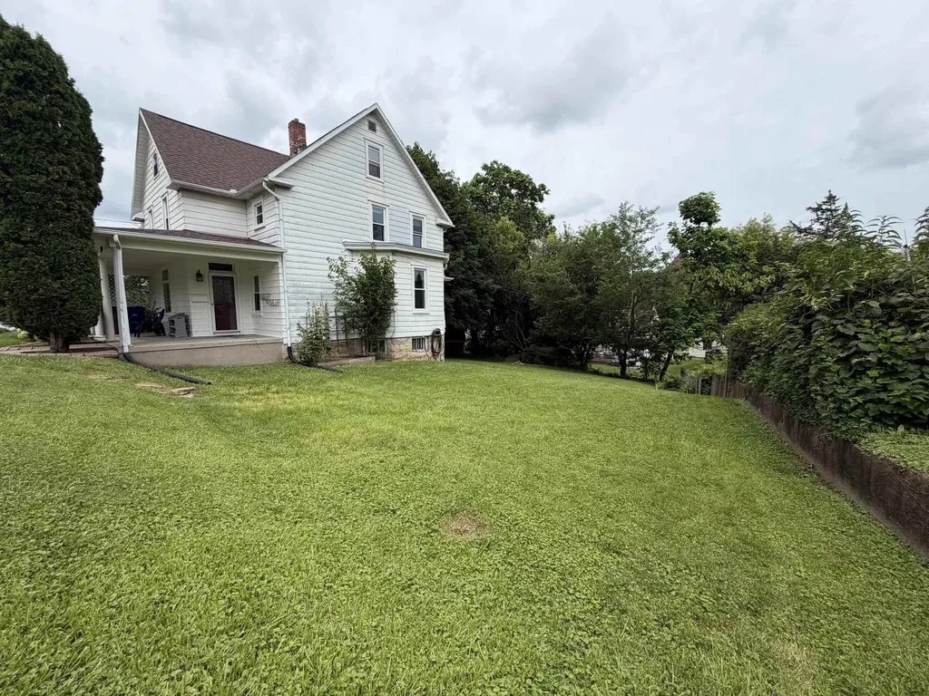 1090 Glen Oak Dubuque IA 52001