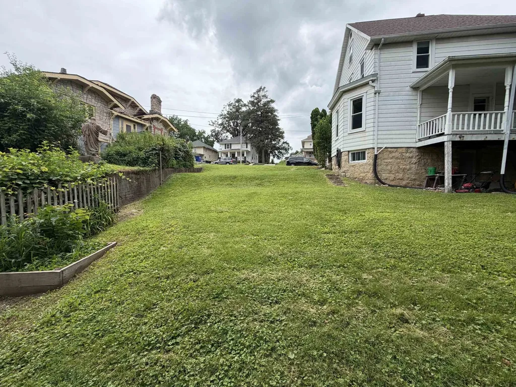 1090 Glen Oak Dubuque IA 52001