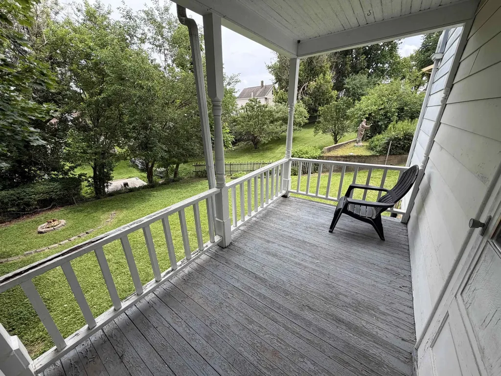 1090 Glen Oak Dubuque IA 52001