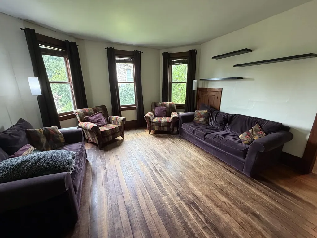 1090 Glen Oak Dubuque IA 52001