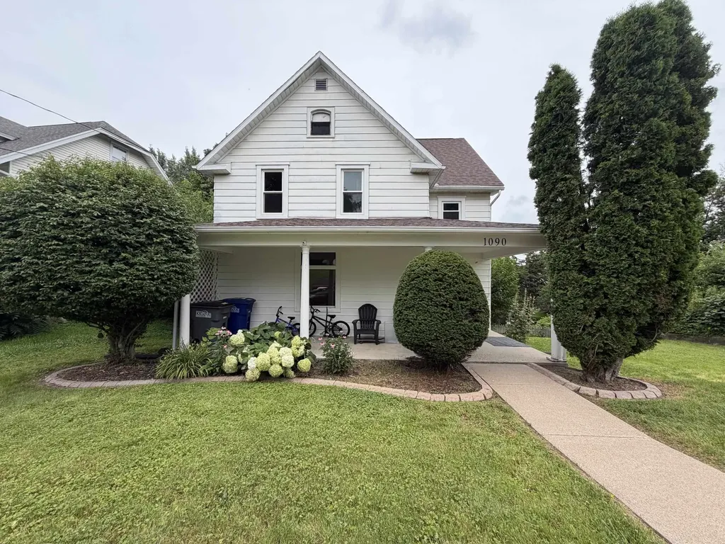 1090 Glen Oak Dubuque IA 52001