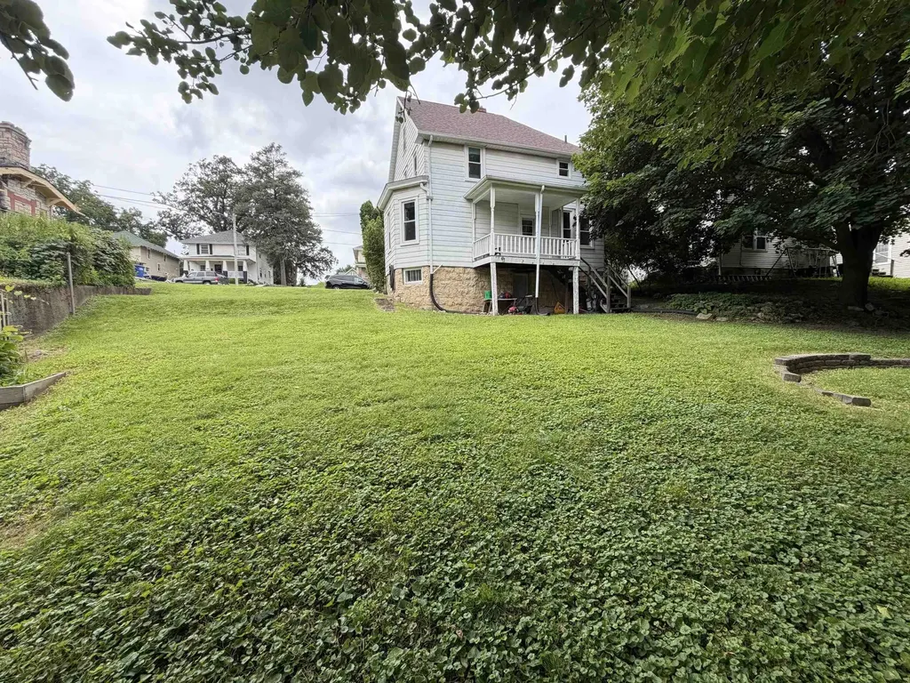 1090 Glen Oak Dubuque IA 52001