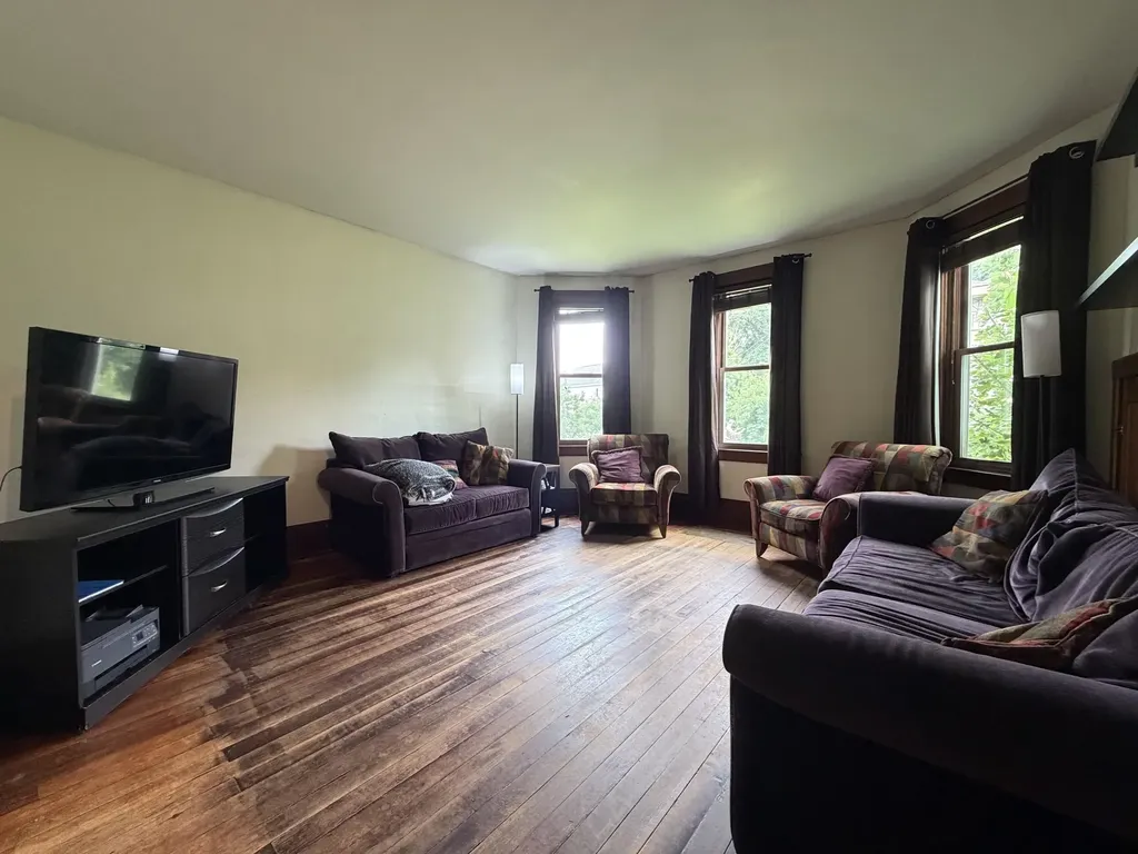 1090 Glen Oak Dubuque IA 52001