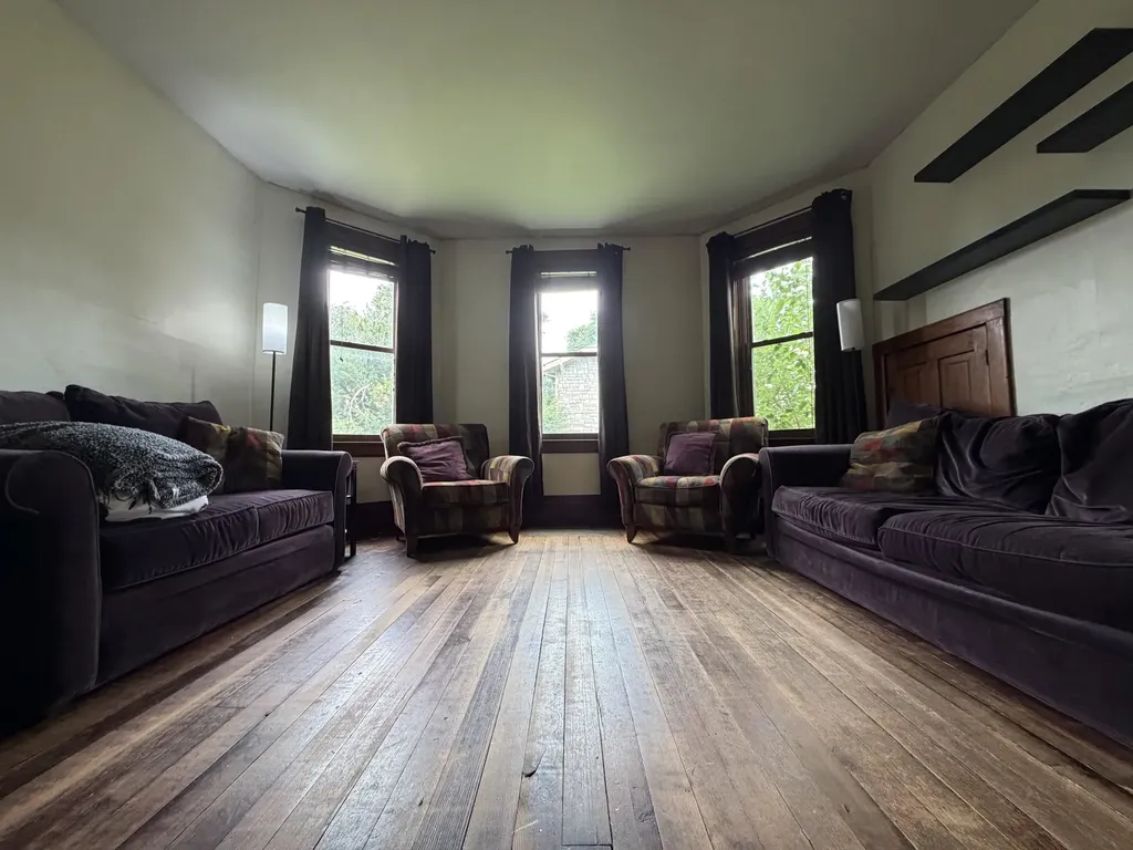 1090 Glen Oak Dubuque IA 52001