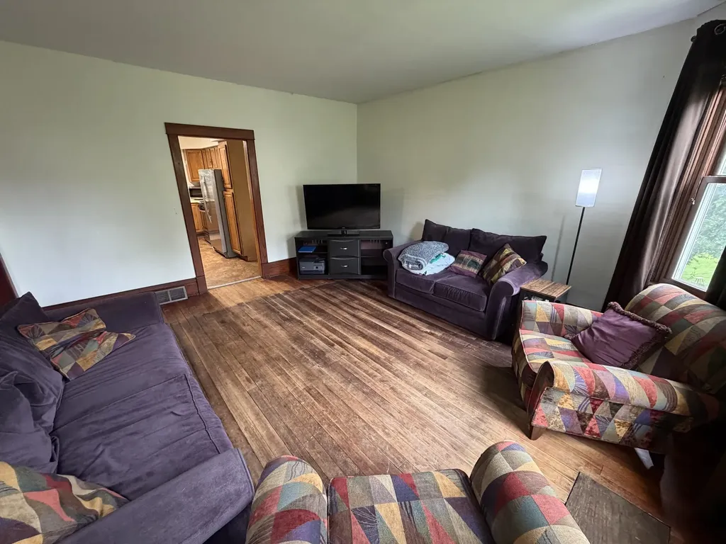 1090 Glen Oak Dubuque IA 52001