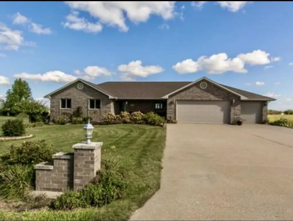 8423 Southern Hills Dubuque IA 52003