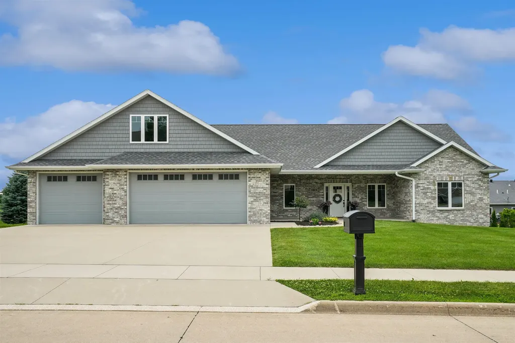 1018 7th Street SW Dyersville IA 52040