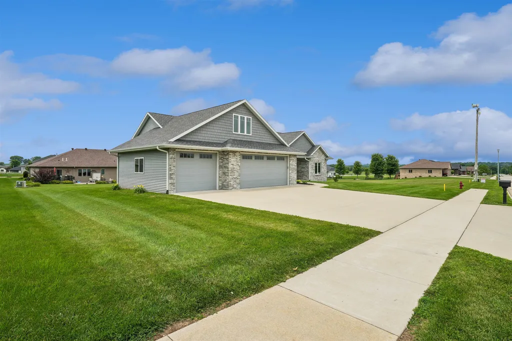 1018 7th Street SW Dyersville IA 52040