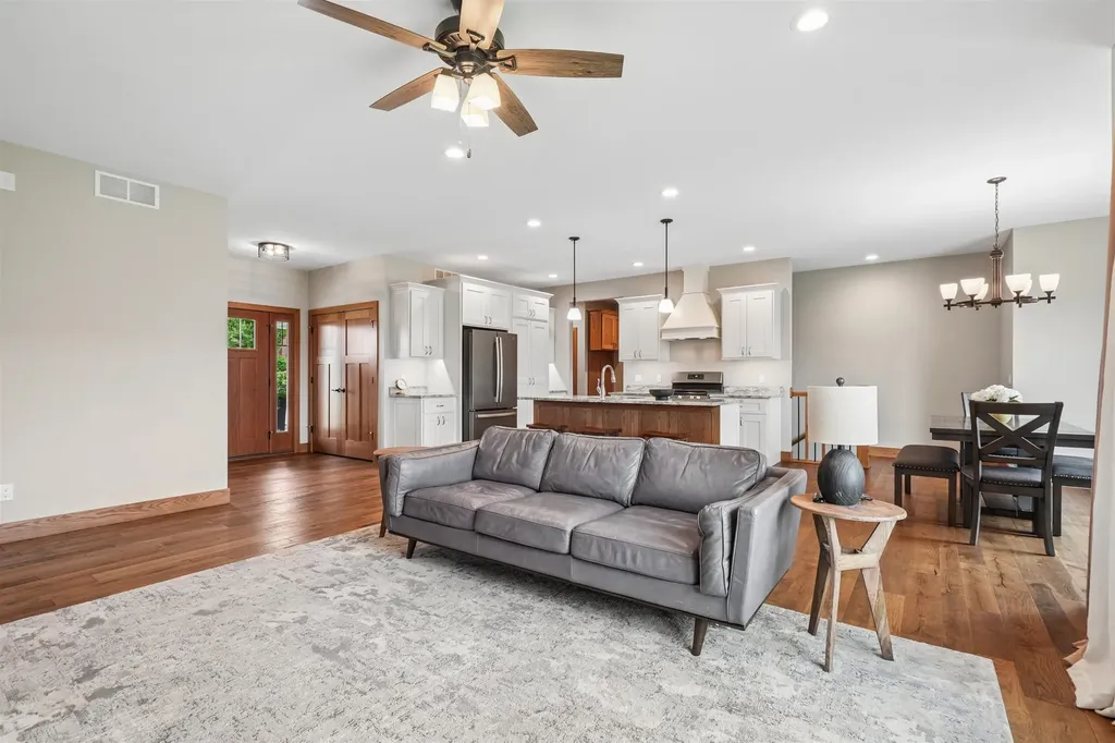 1018 7th Street SW Dyersville IA 52040