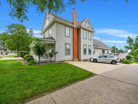 1840 Asbury Dubuque IA 52001