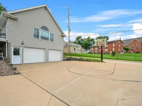1840 Asbury Dubuque IA 52001