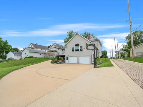 1840 Asbury Dubuque IA 52001