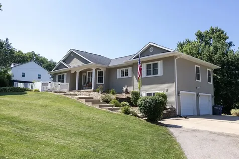 1735 Ashton Dubuque IA 52001