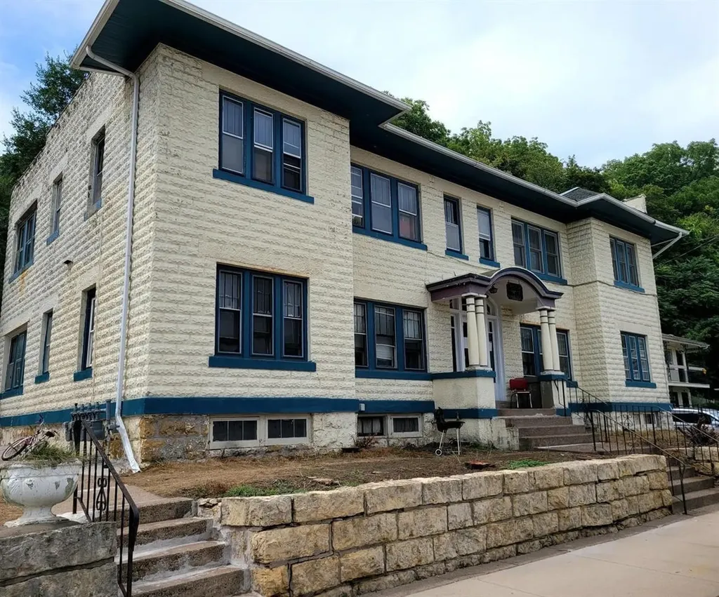 2555 Central Dubuque IA 52001