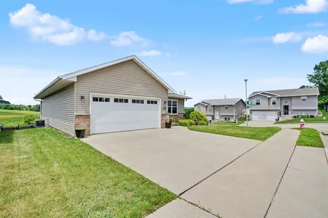 1543 Pebble Creek Dubuque IA 52002