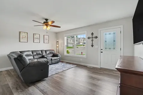 1543 Pebble Creek Dubuque IA 52002