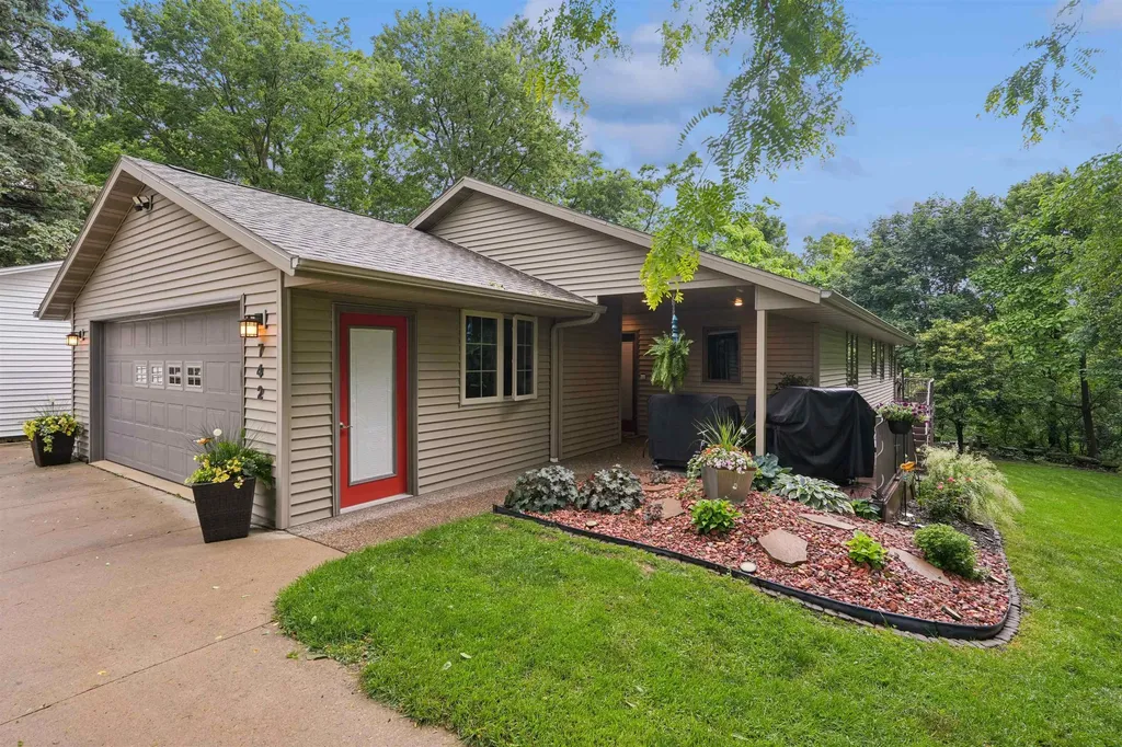 742 Clarke Dubuque IA 52001