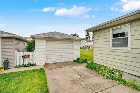 611 SW 4th Cascade IA 52033