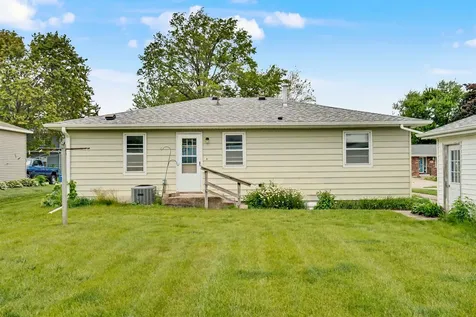 611 SW 4th Cascade IA 52033