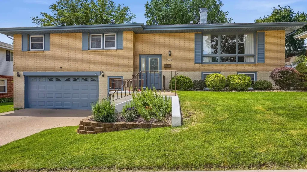 3448 Glencove Dubuque IA 52002
