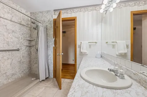3448 Glencove Dubuque IA 52002