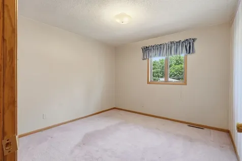 800 Tanglewood Manchester IA 52057