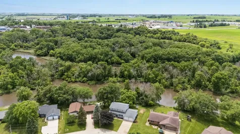 800 Tanglewood Manchester IA 52057
