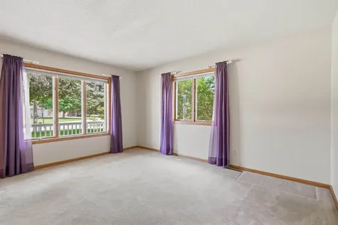 800 Tanglewood Manchester IA 52057