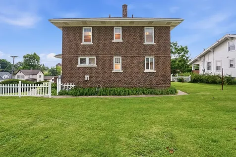 1206 Loras Dubuque IA 52001