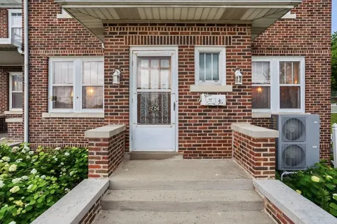 1206 Loras Dubuque IA 52001