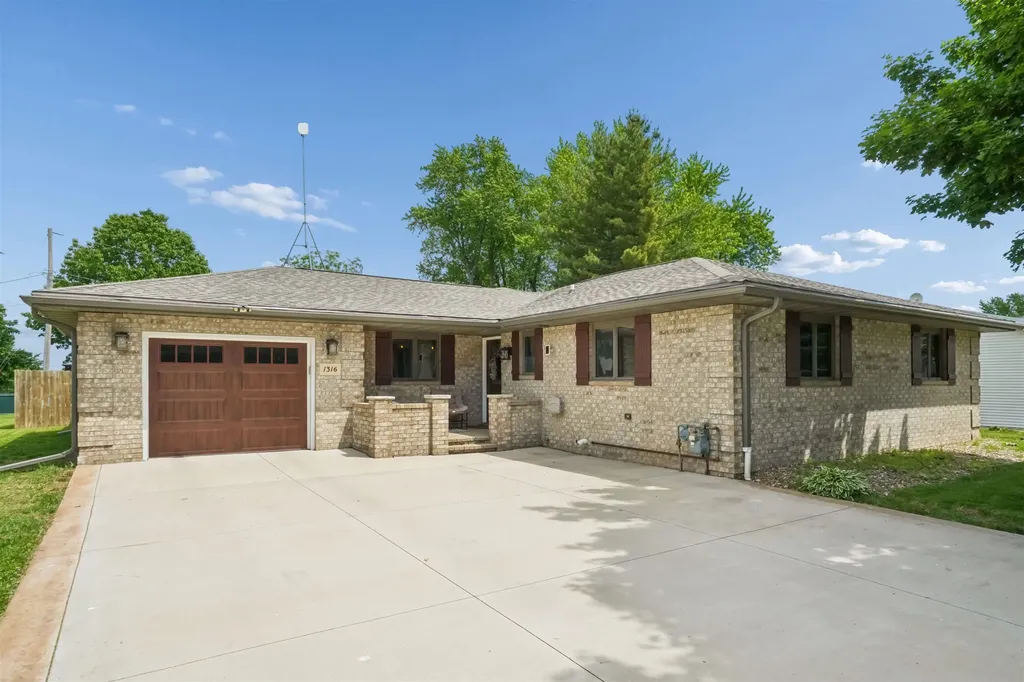 1316 8th Avenue SE Dyersville IA 52040
