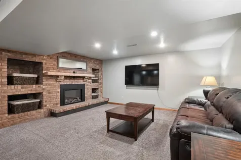 1316 8th Avenue SE Dyersville IA 52040