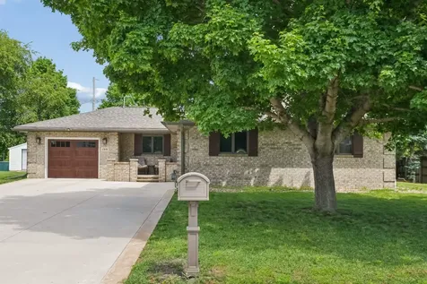 1316 8th Avenue SE Dyersville IA 52040