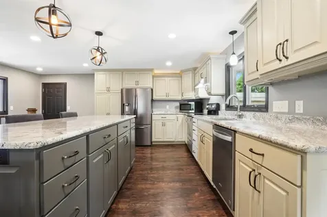 1316 8th Avenue SE Dyersville IA 52040