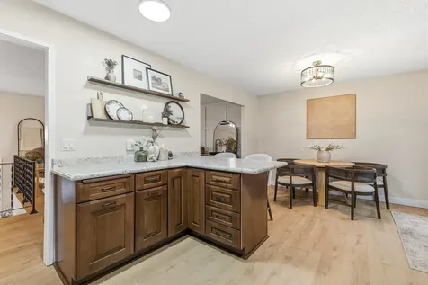 5256 Sun Valley Dubuque IA 52002