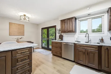5256 Sun Valley Dubuque IA 52002