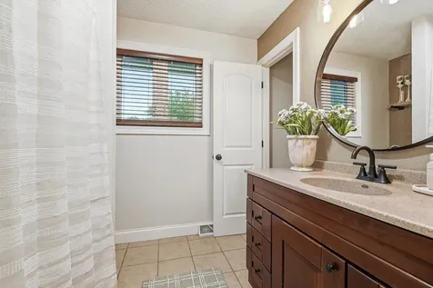 5256 Sun Valley Dubuque IA 52002