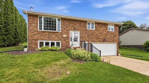 5256 Sun Valley Dubuque IA 52002