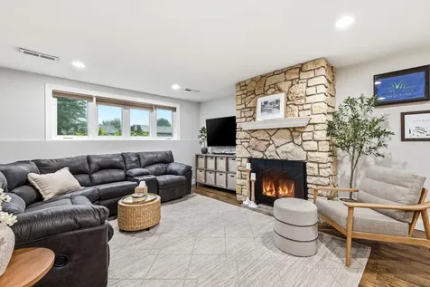 5256 Sun Valley Dubuque IA 52002