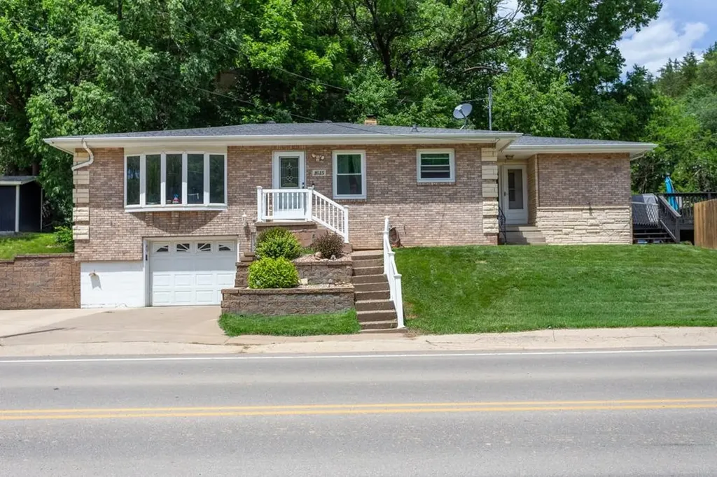 1615 W 32nd Dubuque IA 52001