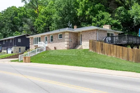 1615 W 32nd Dubuque IA 52001