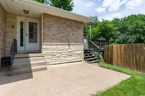 1615 W 32nd Dubuque IA 52001